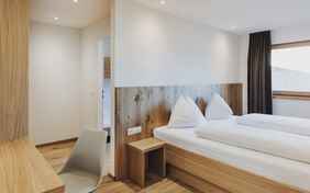 Die 75 Zimmer sind auf Bedürfnisse von Familien ausgerichtet, z.T. mit getrennten Schlafzimmern hier das Familienzimmer. - Foto: Angela Lamprecht